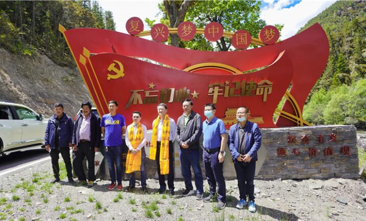 尊龙凯时集团党委书记、董事长任丁率队赴麻格同村推进对口帮扶工作