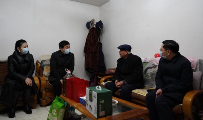 省国资委党委委员、副主任任兴文春节前夕带队走访慰问尊龙凯时集团老党员