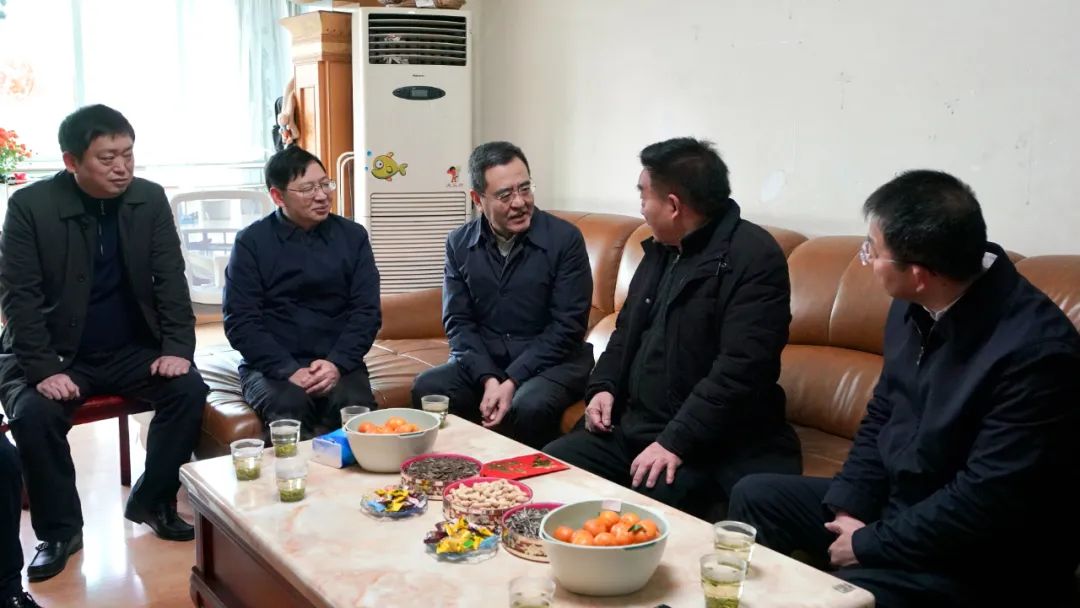 省国资委党委书记、主任冯文生等领导走访慰问省尊龙凯时集团老党员、老干部