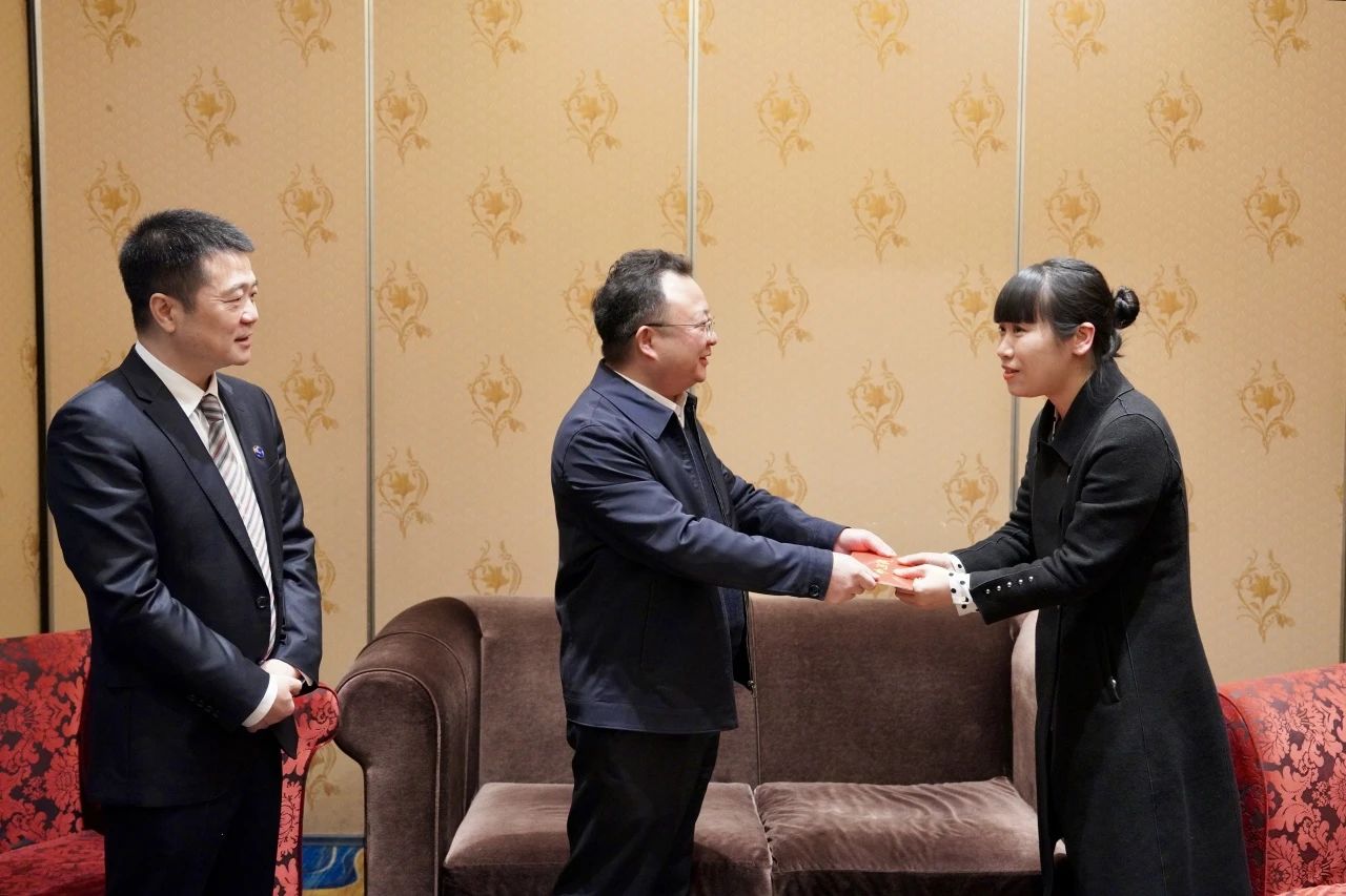 省国资委党委委员、副主任何政一行走访慰问省尊龙凯时集团生活困难党员