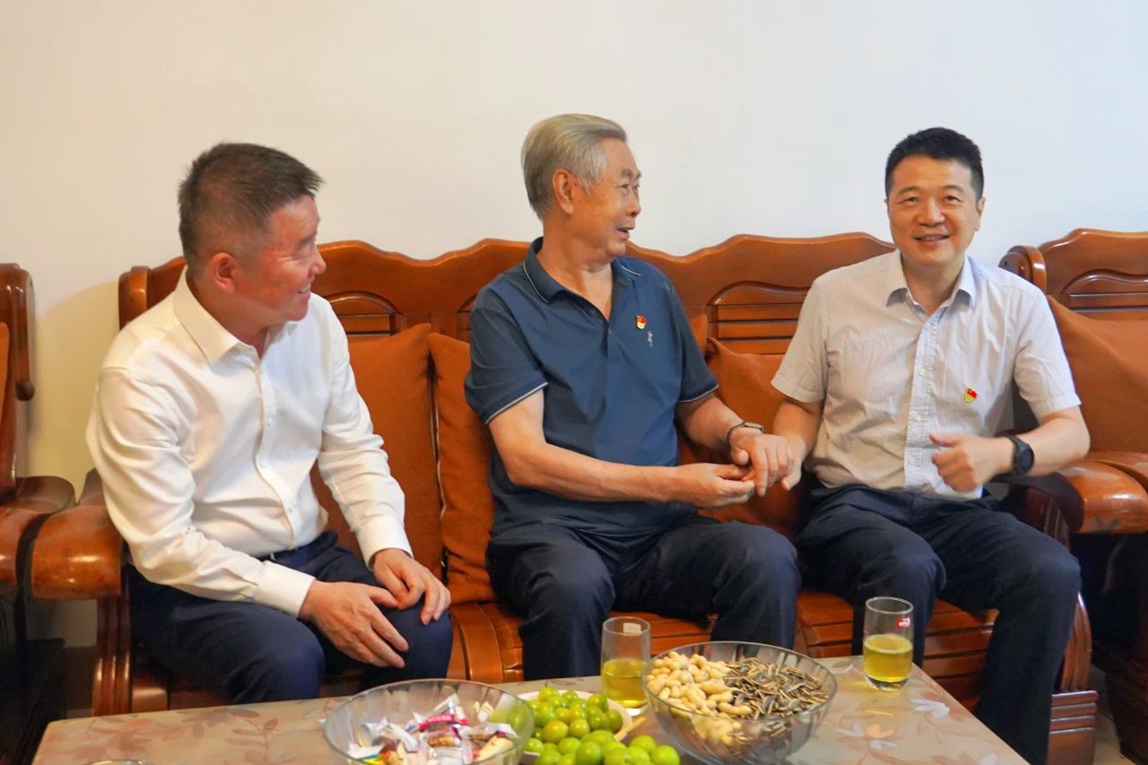 省尊龙凯时集团党委书记、董事长游勇开展“七一”走访